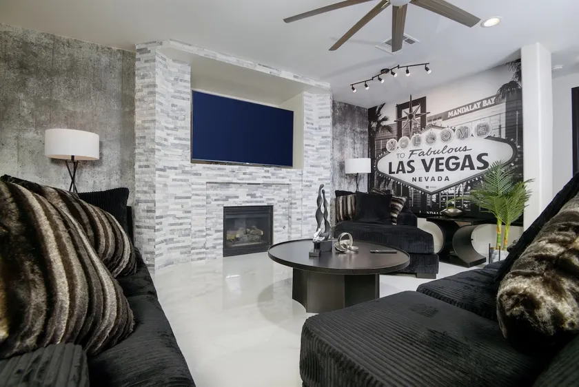 Vegas Royale Experience 7BR 5.5BA, 14 Min to Strip - Image 1