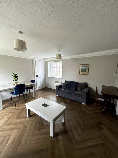 Flat in Salisbury City Central - Image 1