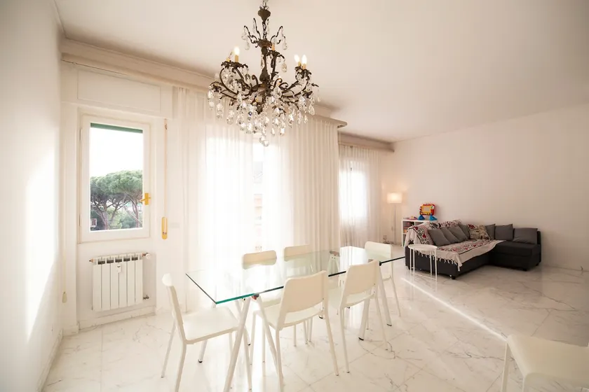 Large apartment near the sea with parking - Image 1