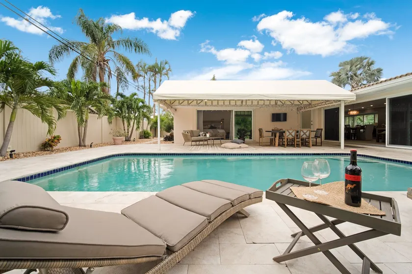 Luxury European home! 3 king beds, pool, lounge - Image 1