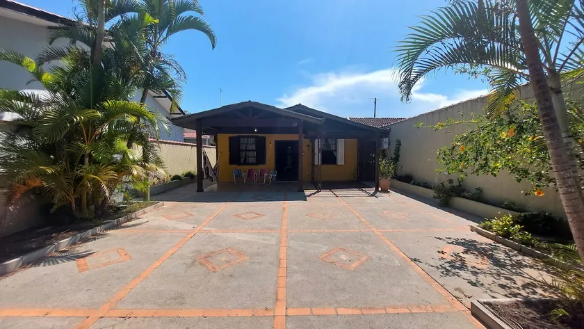 Beautiful house with a pool in Pontal do Sul - Image 1