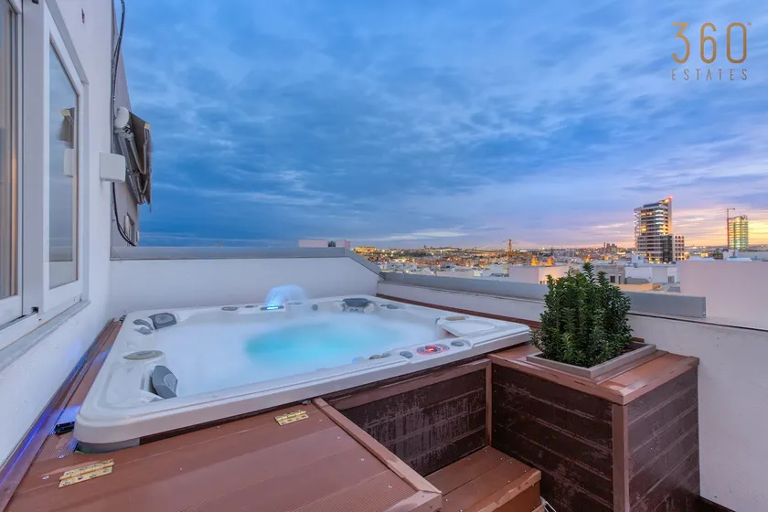 Beautiful 3BR Triplex penthouse with Hot-Tub by 360 Estates - Image 1