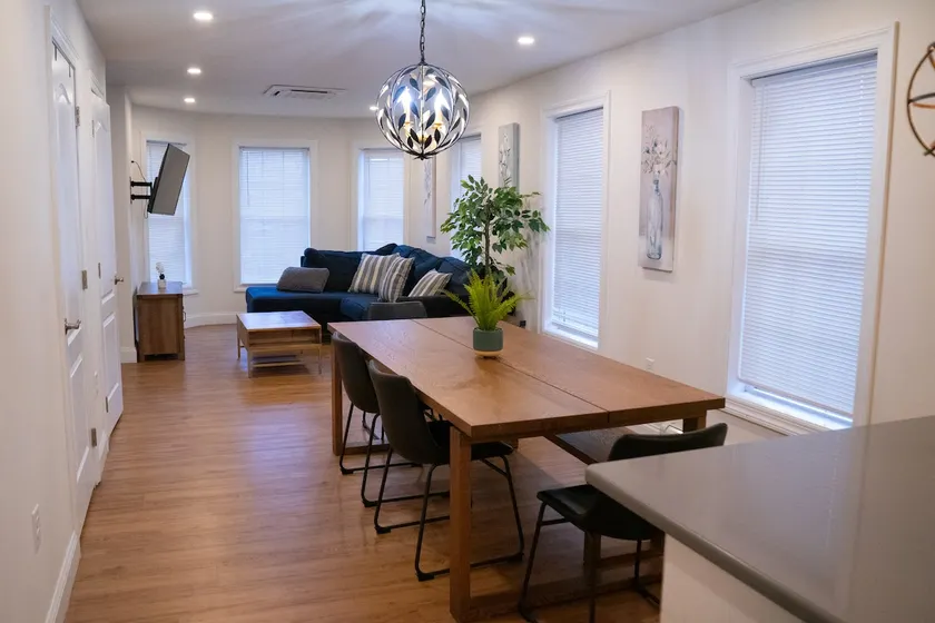 4-bed / 2-bath Modern Condo Minutes from Downtown - Image 1
