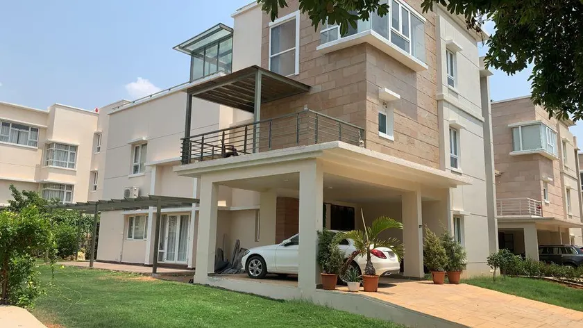 Elegant Villa Near Airport with Luxury Amenities - Image 1