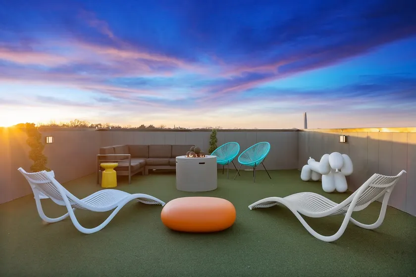 Rooftop Oasis with Skyline Views - Image 1