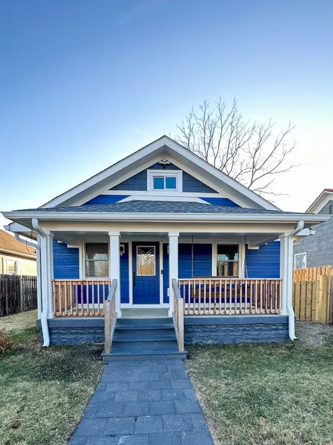 Blue House in Clermont - Image 1