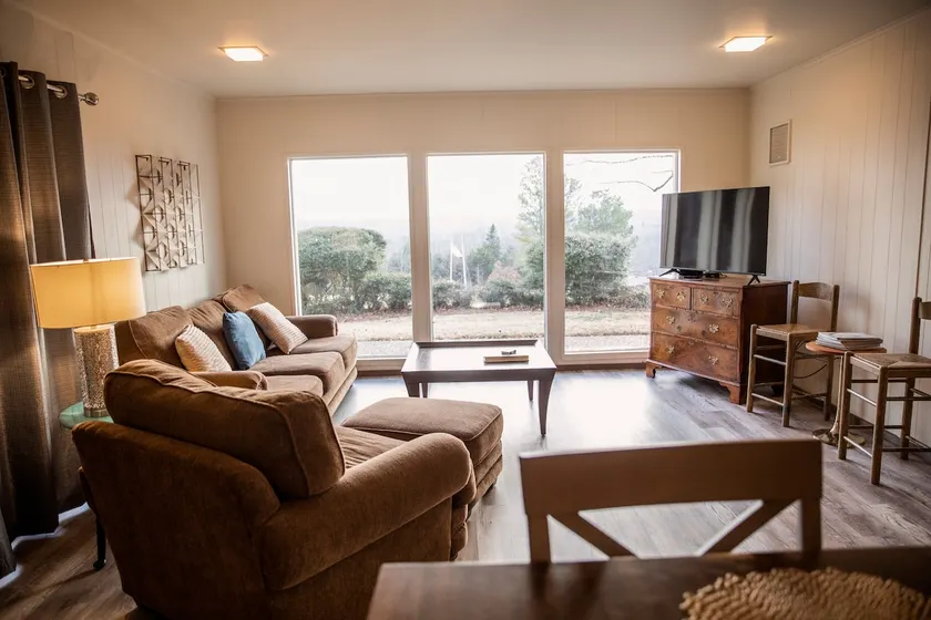 Cooper's Pointe Guest House - Image 1