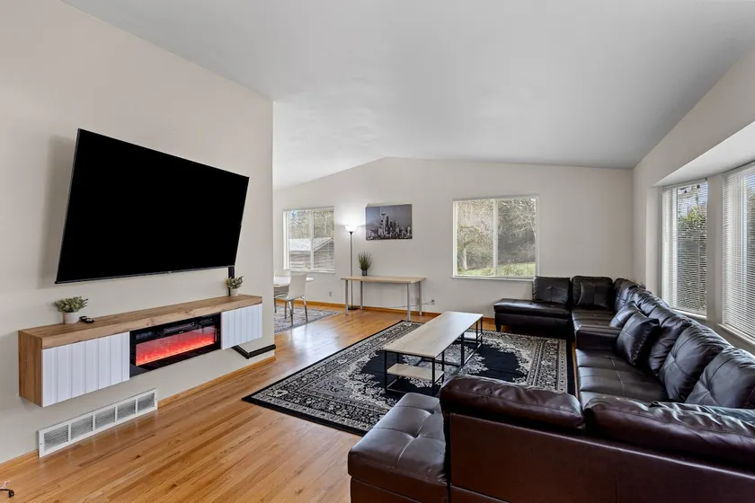 Big home on 3 acres in the City - Image 1