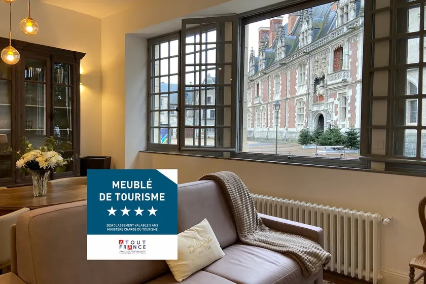 4-star ”Cheval Amblier” suite facing the castle, 4 people. - Image 1