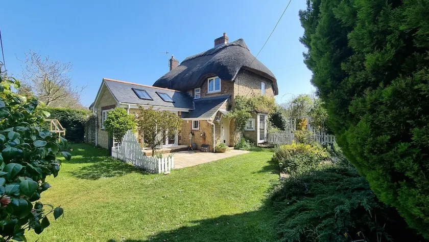 5 Star, Cosy, characterful thatch cottage in a designated area of natural beauty - Image 1