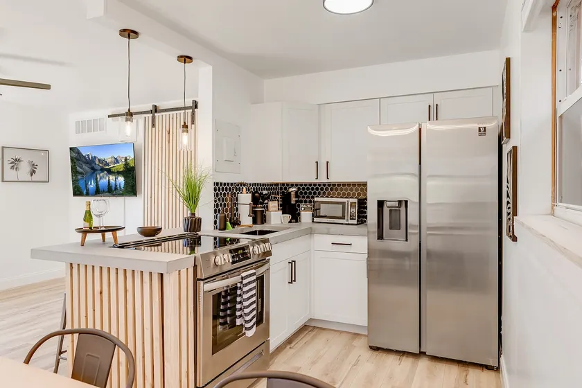 Cute Condo, Steps to Downtown Bars & Restaurants - Image 1