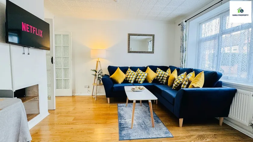 "The Cromwell" I Contractor's Haven Borehamwood I 3 - 6 Beds I Free Parking, Netflix & Sky Sports - Image 1