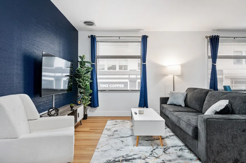 Cozy King Suite|Central, Workspace + Free Parking - Image 1