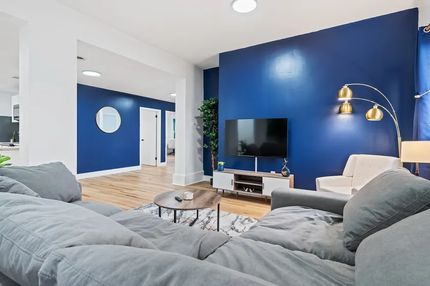 Spacious 3 BR Suite w/ Office! Central + Parking - Image 1