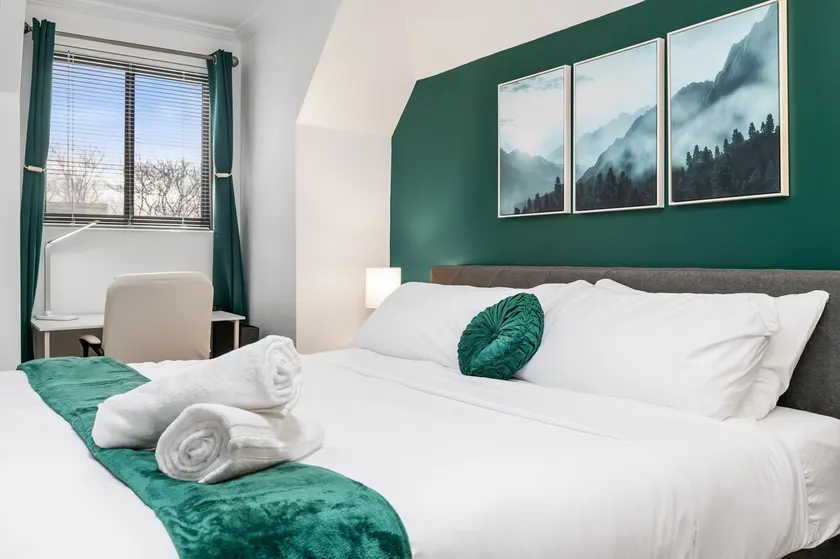 Spacious Double King bed Penthouse Suite - Image 1