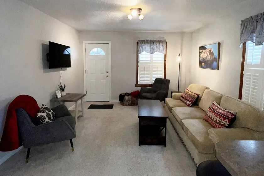 Charming 2 bedroom home; hot tub - Image 1