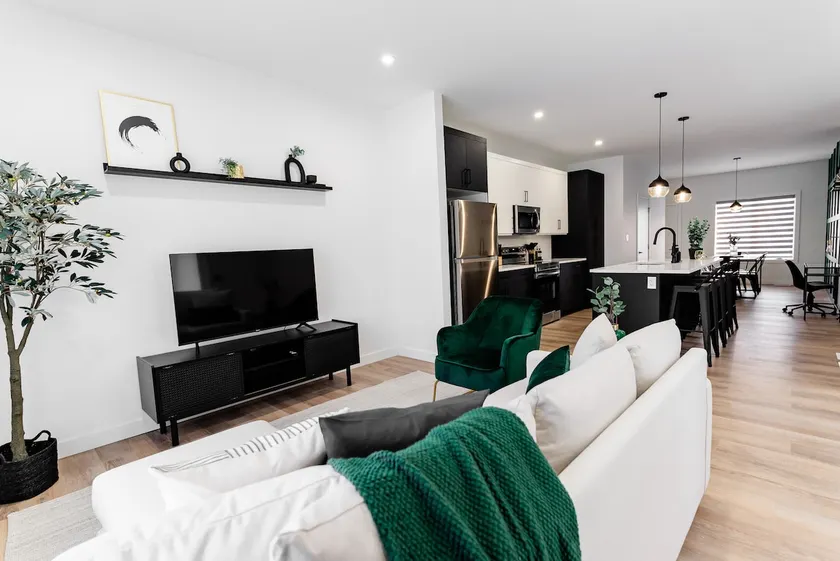 *Spacious w/ Style | Free Parking | 7 min Airport* - Image 1
