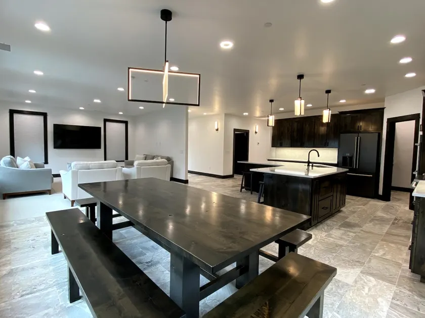 Luxurious Modern Retreat 3 King Suites - Image 1