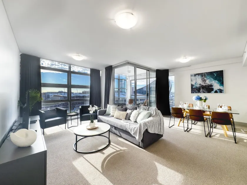Stunning 4-Brs Apt with Darling Harbour Views! - Image 1