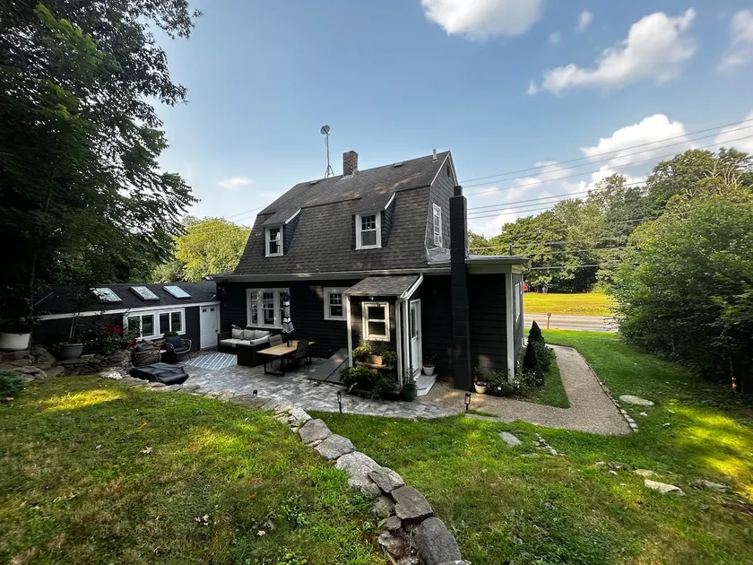 Spacious Farmhouse, 8 Mins to Providence - Image 1