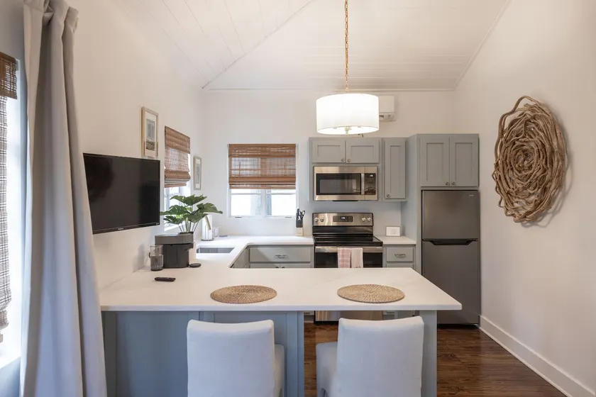 Beautiful 1BR · Near Fort Jackson & Devine St - Image 1