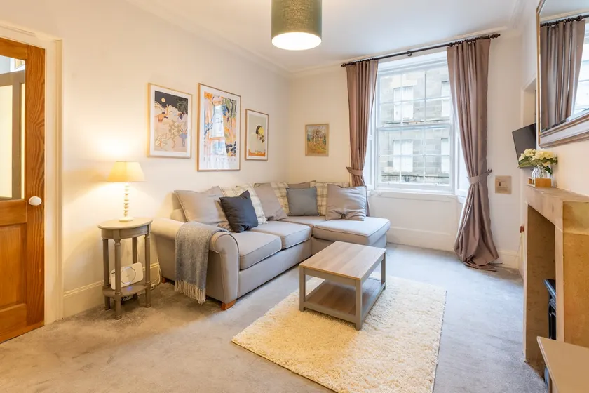 Beautiful 1 Bed Flat in Vibrant Stockbridge - Image 1