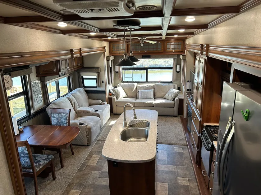RV Paradise, Waterfront Retreat - Image 1