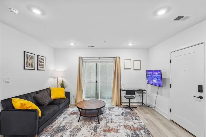 Stylish Brookland Unit Close to Coffee and Stores - Image 1