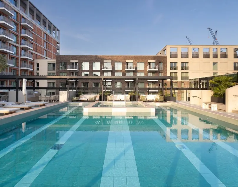 Stunning 2 Bed in Battersea w/ Pool, Gym & Rooftop - Image 1