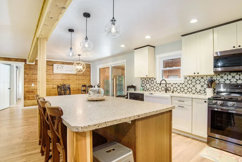 Modern gathering home w hot tub - Image 1