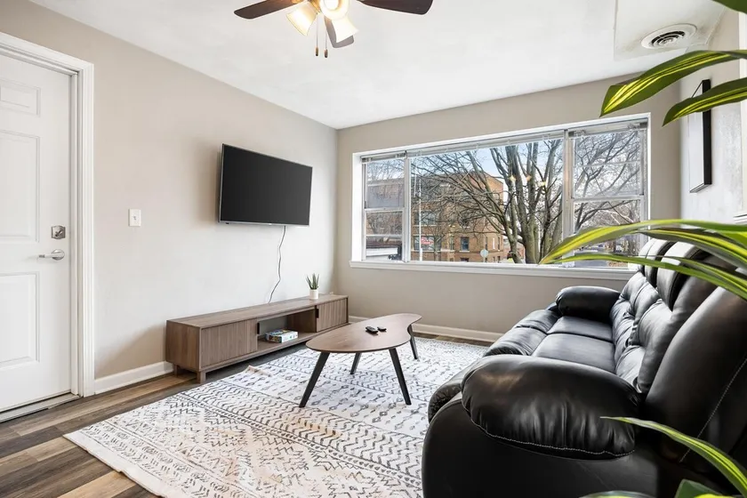 Chic and Comfortable 1BR Apartment near Bradley U - Image 1