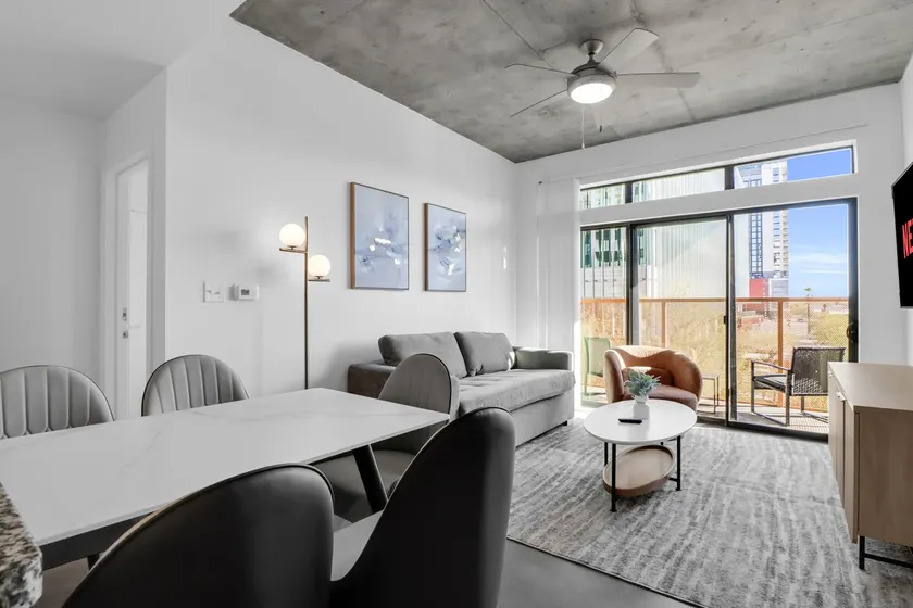 Phoenix Urban Luxury: 2BR DT Free Parking - Image 1