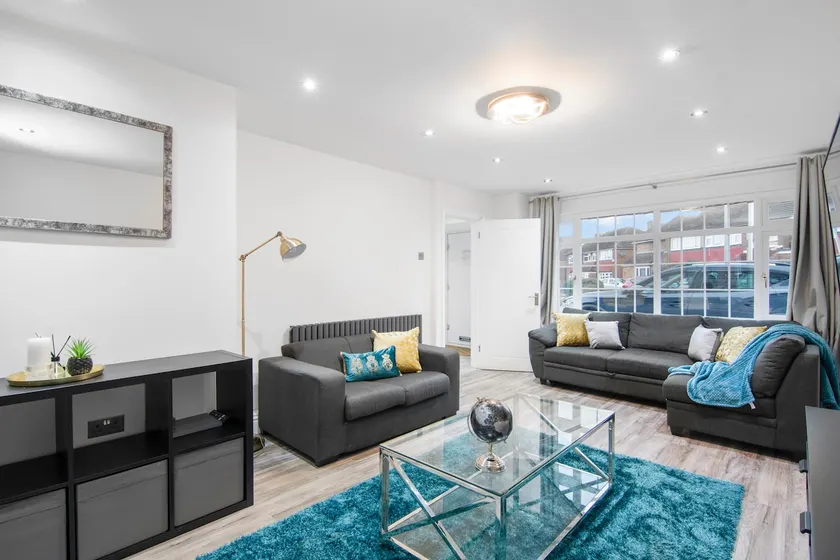 Gravesend 3 Beds by JADA Homes - Image 1