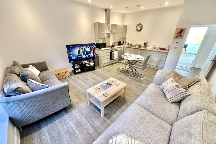 Contemporary Charm by Poole Quay - Two Bedroom Apartment with Garden - Image 1