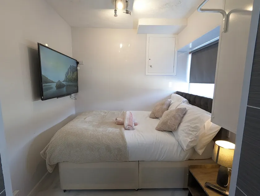 Modern & Cosy Bedsit - Free Parking - Image 1