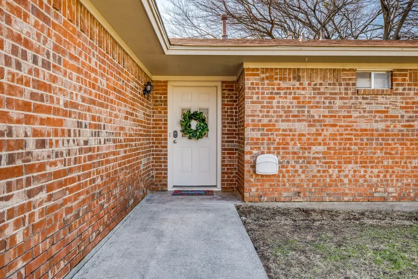 Centrally Located 3BR 2BA - ! - Image 1