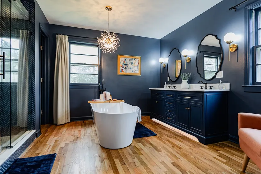 Par from Home: Luxury Bathroom w/Hidden Door - Image 1