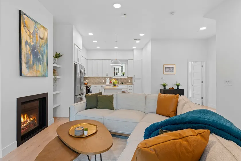Downtown Lux Townhouse 3Bd 4Ba 2 King Bed, Garage - Image 1