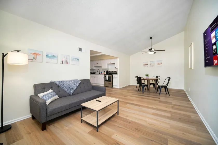 Coastal Getaway: Art, Sea, Pet-Friendly - Image 1