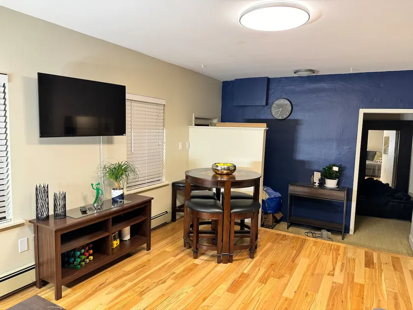 Cozy 1 Bedroom Ground Level Apartment - Image 1
