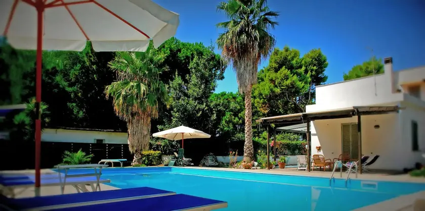 Villa with private pool a stone's throw from the beach. - Image 1