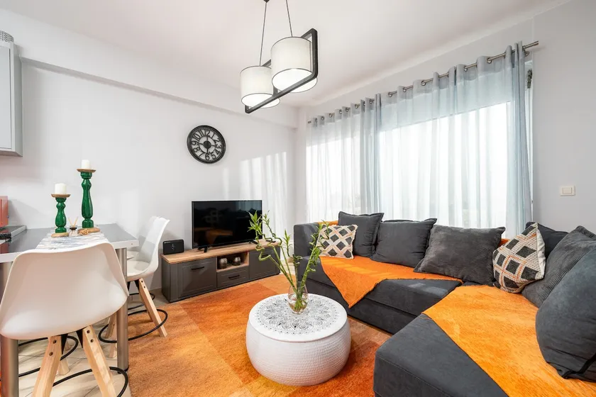 Colorful city apartment - Image 1