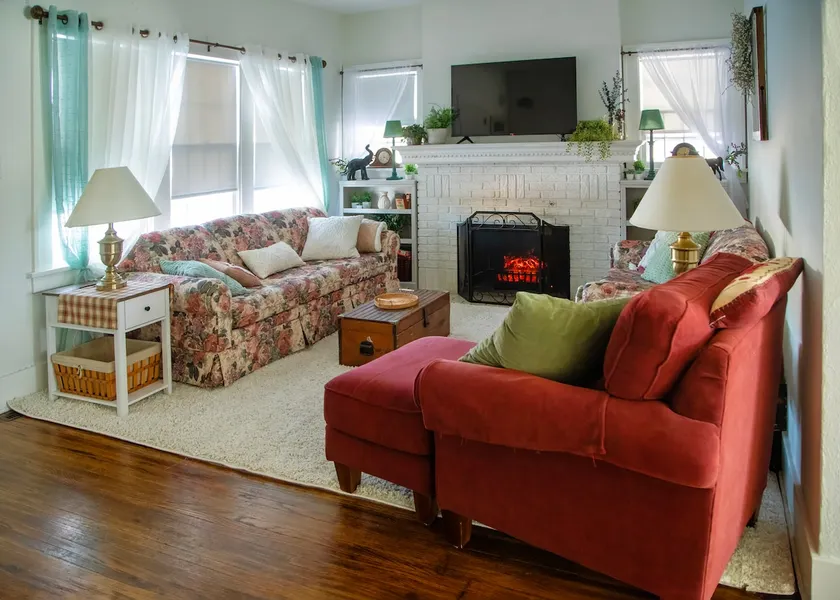 The Comfy Cottage-4 BR, 2 BA, Sleeps up to 10! - Image 1