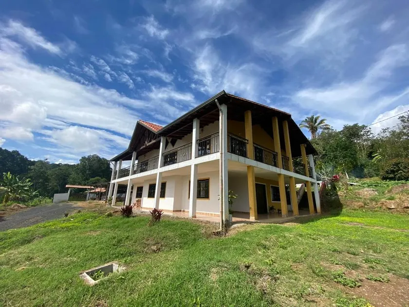 Beautiful estate with mountain views - Image 1