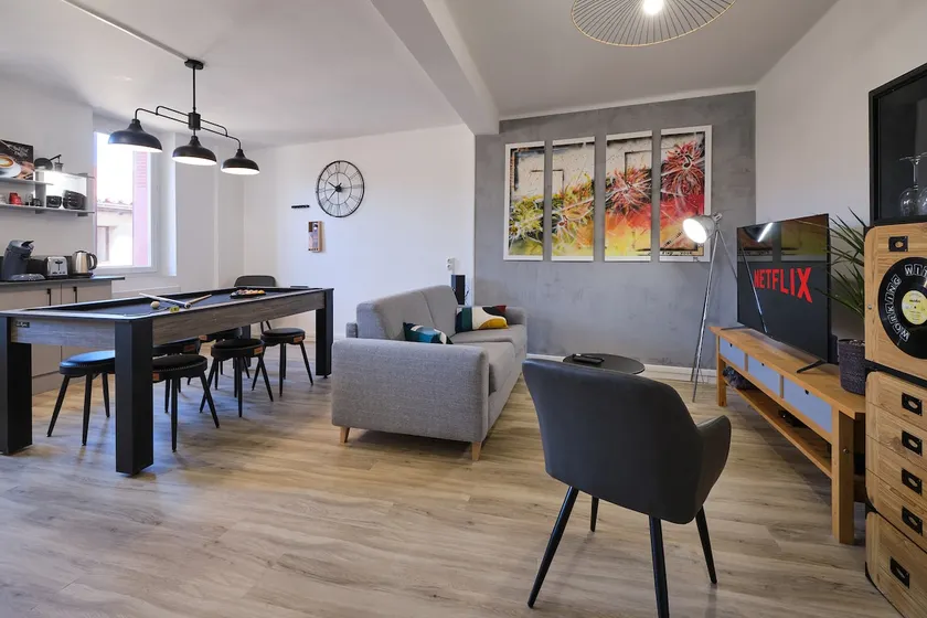 Beautiful*4-room apartment*city center*WIFI*Billiards*Netflix* - Image 1