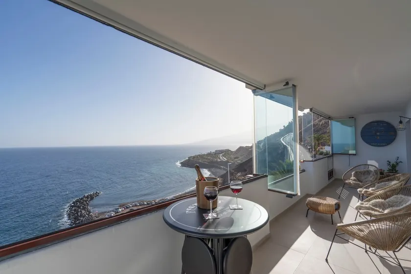 Breathtaking views overlooking the sea and beach - Image 1