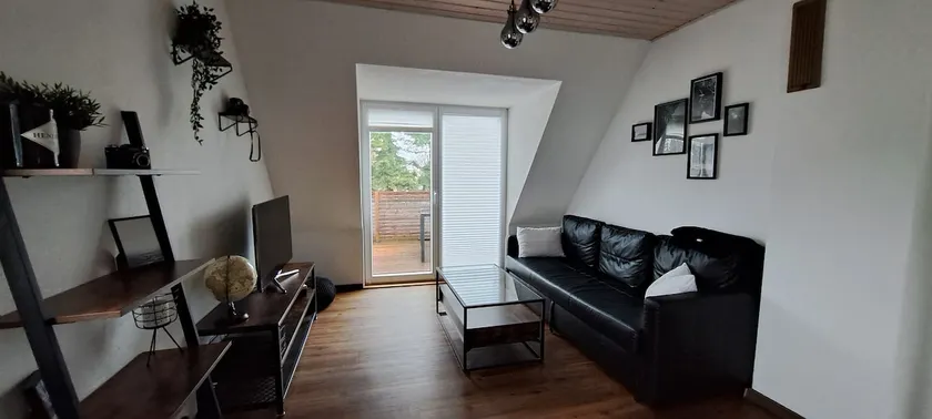 Bright 2-room apartment with roof terrace - Image 1