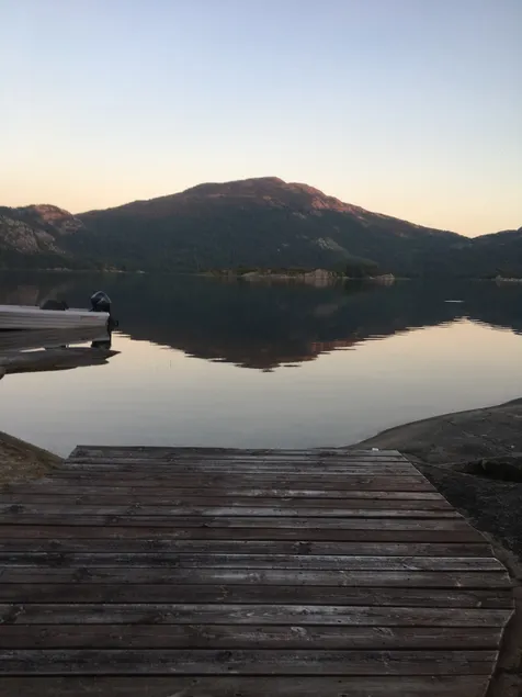 Cabin by the water - Image 1