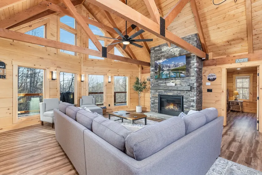 Stunning Smokies Cabin: Hot Tub with Deck and View - Image 1