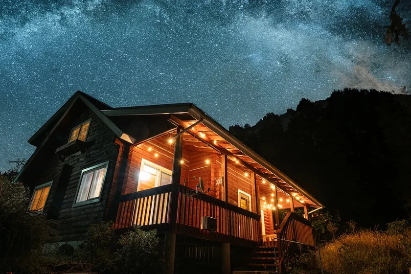 Natural log house nestled in the serene mountains - Image 1
